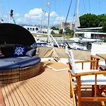 Panaby - House Boat