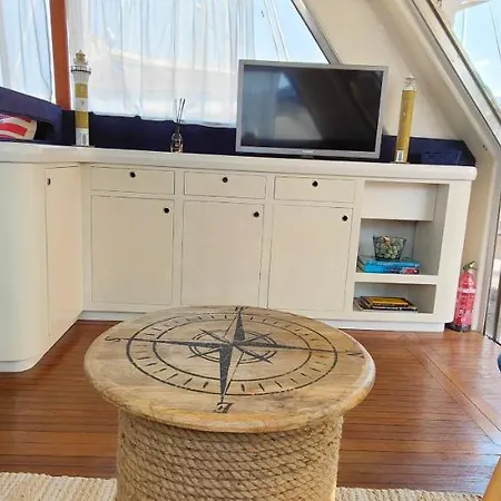 Botel Panaby - House Boat *