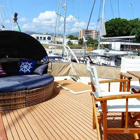 Panaby - House Boat