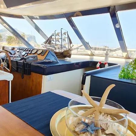 Πλωτό κατάλυμα Panaby - House Boat *