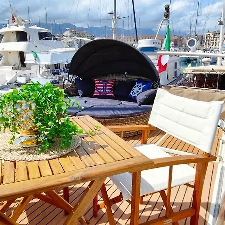 Πλωτό κατάλυμα Panaby - House Boat
