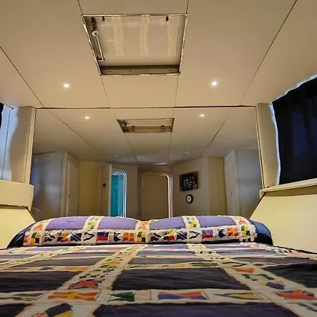 Πλωτό κατάλυμα Panaby - House Boat